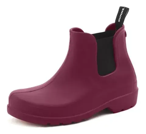 Botitas e lluvia, para esos días que querés salir canchera sin empapar tus zapatos de cuero. @humms.ar Botitas e lluvia, para esos días que querés salir canchera sin empapar tus zapatos de cuero. @humms.ar