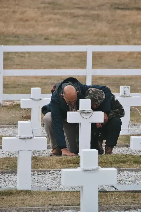 Visitar el cementerio de Darwin es el momento más emotivo para cualquier ex combatiente y cualquier visitante. Visitar el cementerio de Darwin es el momento más emotivo para cualquier ex combatiente y cualquier visitante.