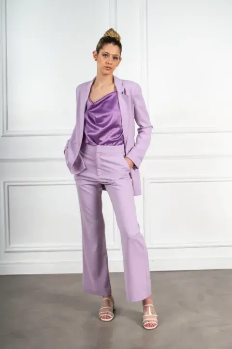Sastrero en color lila y de corte acampanado, otra de las tendencias de esta temporada. @narelatienda Sastrero en color lila y de corte acampanado, otra de las tendencias de esta temporada. @narelatienda