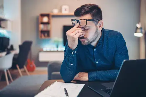 Cuando un compañero/a de trabajo regresa tras un duelo, es más saludable preguntar y poner en palabras el dolor que invisibilizarlo. Cuando un compañero/a de trabajo regresa tras un duelo, es más saludable preguntar y poner en palabras el dolor que invisibilizarlo.