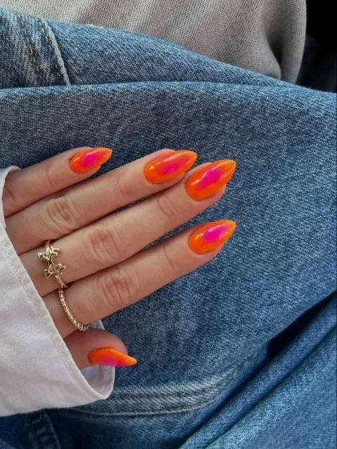 Un diseño bien power para levantar los días grises, con esmaltes en tonos neón.