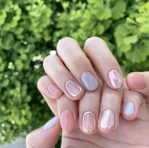 Las frame nails quedan divinas con esmaltes perlados y en tonos pasteles. Muy romantic style. Las frame nails quedan divinas con esmaltes perlados y en tonos pasteles. Muy romantic style.