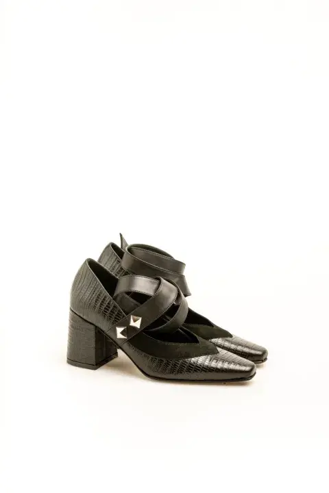 Una reversión más rocker de los clásicos stilettos: con tachas y tiras cruzadas. @clarabarceloshoes Una reversión más rocker de los clásicos stilettos: con tachas y tiras cruzadas. @clarabarceloshoes