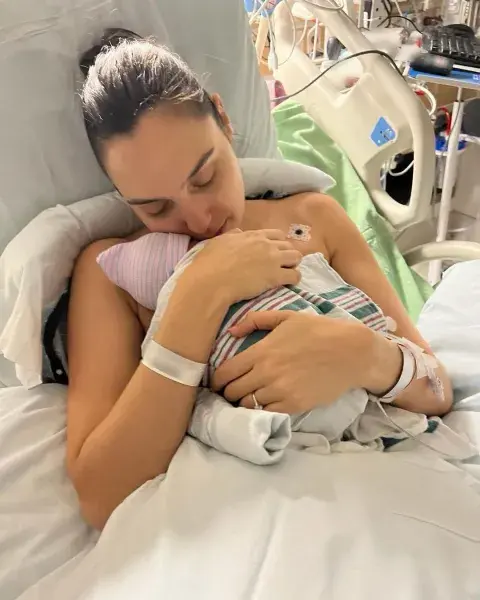 Gal Gadot junto a su hija recién nacida. Gal Gadot junto a su hija recién nacida.