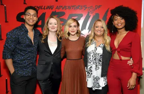 Todo el elenco de Chilling Adventures of Sabrina, la serie de Netflix. Todo el elenco de Chilling Adventures of Sabrina, la serie de Netflix.