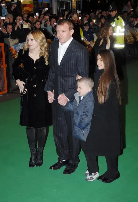 Madonna, Guy Ritchie y los pequeños Rocco y Lourdes. Madonna, Guy Ritchie y los pequeños Rocco y Lourdes.