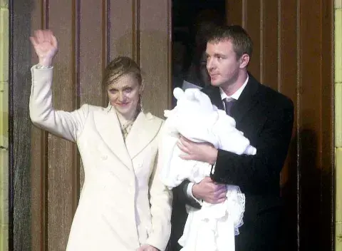 Madonna y Guy Ritchie en el bautismo de su hijo Rocco, en 2000. Madonna y Guy Ritchie en el bautismo de su hijo Rocco, en 2000.