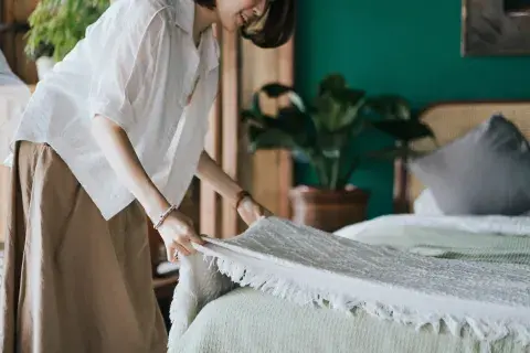 Hacer la cama lleva menos de 5 minutos y te cambia el enfoque del día. Hacer la cama lleva menos de 5 minutos y te cambia el enfoque del día.