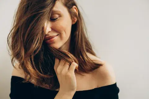 Mujer tocándose el pelo. Mujer tocándose el pelo.