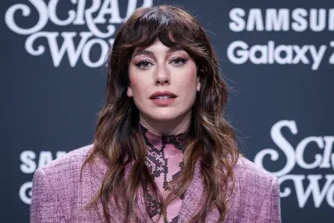 La actriz española Blanca Suárez luciendo un flequillo curly tipo cortina. La actriz española Blanca Suárez luciendo un flequillo curly tipo cortina.