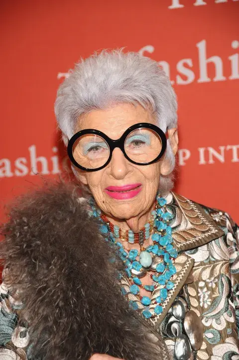 Iris Apfel en la gala Night Of Stars, de The Fashion Group International, en 2013. Iris Apfel en la gala Night Of Stars, de The Fashion Group International, en 2013.