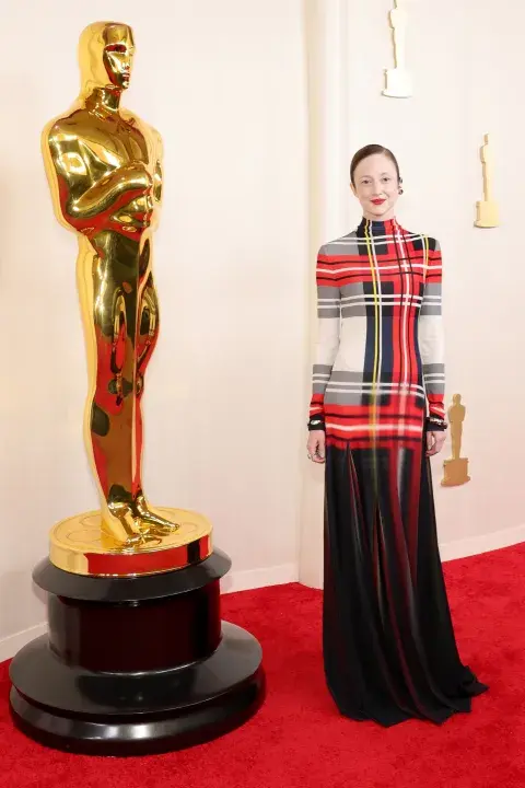 Andrea Riseborough en la alfombra roja de los Premios Oscar 2024. Andrea Riseborough en la alfombra roja de los Premios Oscar 2024.