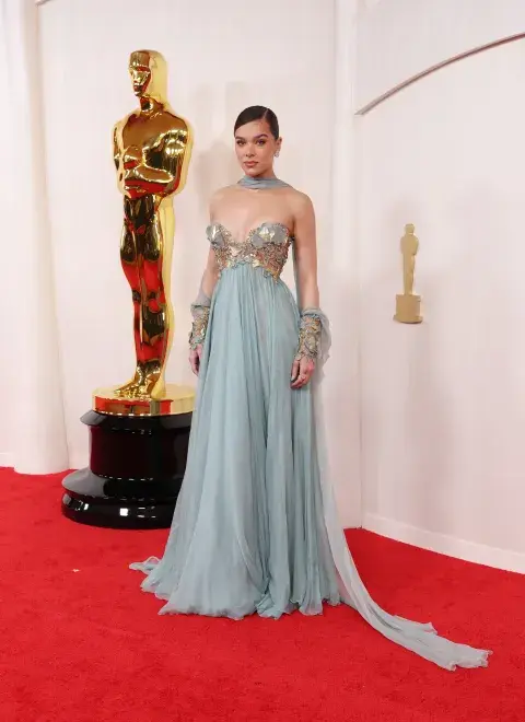 Hailee Steinfeld en la alfombra roja de los Premios Oscar 2024. Hailee Steinfeld en la alfombra roja de los Premios Oscar 2024.