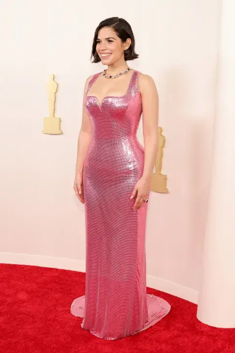 America Ferrera en la alfombra roja de los Premios Oscar 2024. America Ferrera en la alfombra roja de los Premios Oscar 2024.