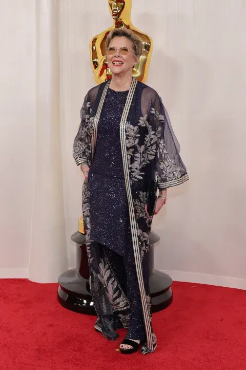 Annette Bening en la alfombra roja de los Premios Oscar 2024. Annette Bening en la alfombra roja de los Premios Oscar 2024.