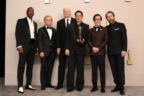 Robert Downey Jr. con Mahershala Ali, Christoph Waltz, Tim Robbins, Ke Huy Quan y Sam Rockwell, antiguos ganadores y presentadores de la categoría Mejor Actor de Reparto en los Oscars 2024, Robert Downey Jr. con Mahershala Ali, Christoph Waltz, Tim Robbins, Ke Huy Quan y Sam Rockwell, antiguos ganadores y presentadores de la categoría Mejor Actor de Reparto en los Oscars 2024,