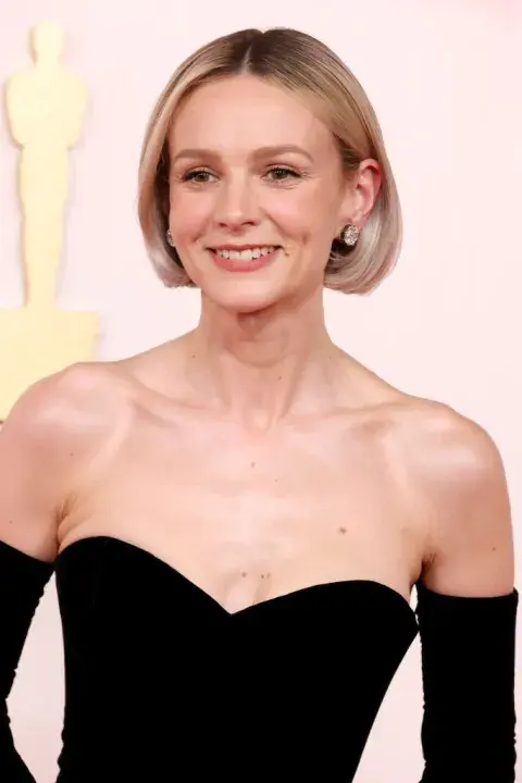 Melenita de oro carrè pone en claro que los clásicos nunca pasan de moda full blond y esfumado de raíz. Melenita de oro carrè pone en claro que los clásicos nunca pasan de moda full blond y esfumado de raíz.
