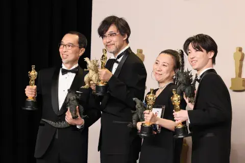 El equipo de Godzilla Minus One recibiendo su premios Oscar. El equipo de Godzilla Minus One recibiendo su premios Oscar.