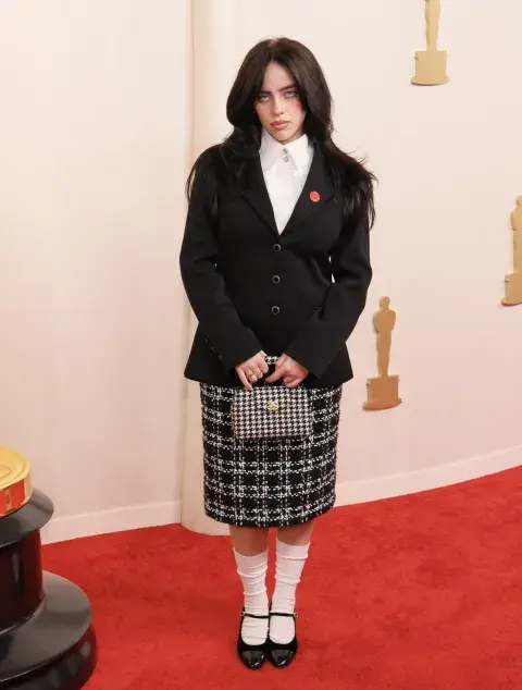 Melena casataña oscura y corte mariposa, este corte viene súper tendencia también. Melena casataña oscura y corte mariposa, este corte viene súper tendencia también.