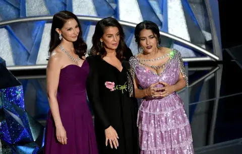 Ashley Judd, Annabella Sciorra y Salma Hayek en los Oscars 2018. Ashley Judd, Annabella Sciorra y Salma Hayek en los Oscars 2018.