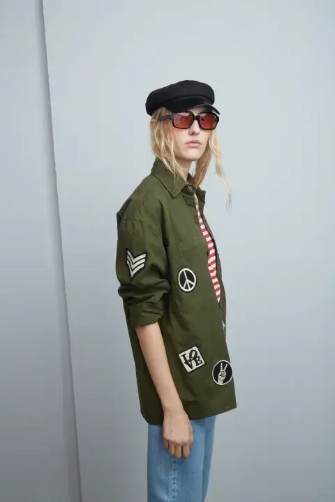 Army style: en color verde militar y con parches cosidos. @honkytonk1971 Army style: en color verde militar y con parches cosidos. @honkytonk1971