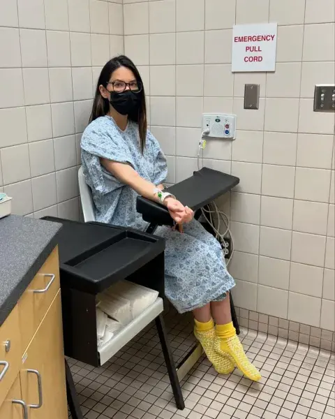 Olivia Munn en el hospital donde recibe tratamiento por su cáncer de mama.
