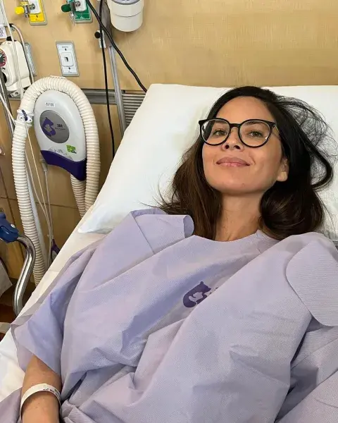 Olivia Munn en el hospital donde recibe tratamiento por su cáncer de mama.