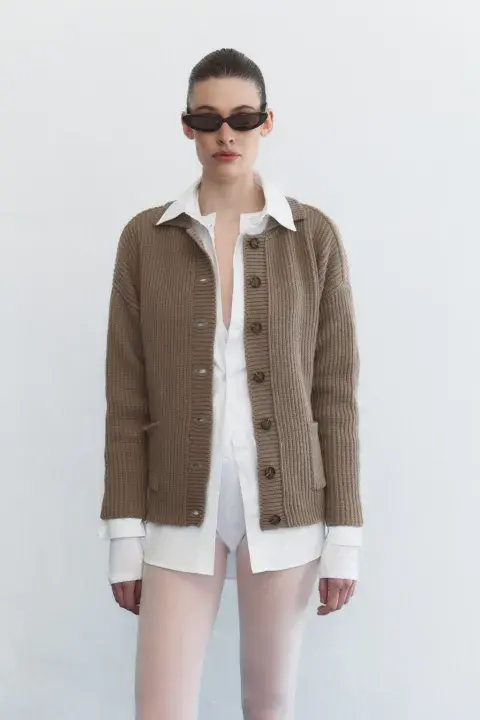 Este diseño de Gen Estudio está confeccionado en lana merino. @gen.estudio Este diseño de Gen Estudio está confeccionado en lana merino. @gen.estudio