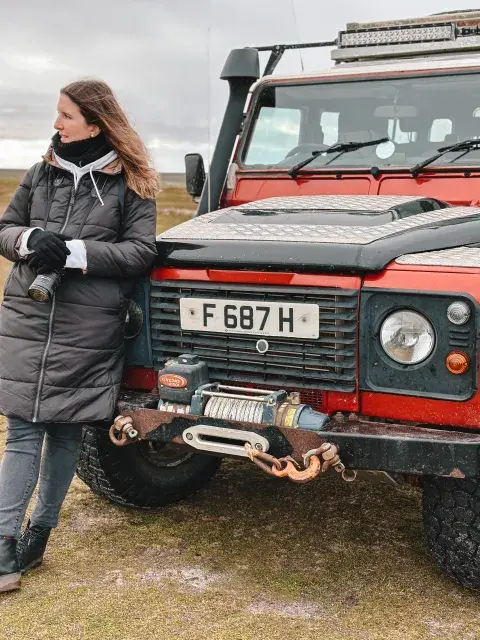 La mayoría de los isleños maneja las camionetas Land Rover, con el volante hacia la derecha. La mayoría de los isleños maneja las camionetas Land Rover, con el volante hacia la derecha.