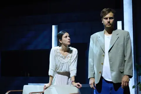 Gime Accardi y Andrés Gil se ponen en la piel de Juana y Abel, una pareja cuya historia de amor va pasando por distintos momentos temporales. Gime Accardi y Andrés Gil se ponen en la piel de Juana y Abel, una pareja cuya historia de amor va pasando por distintos momentos temporales.