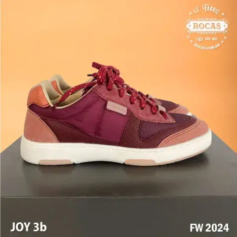 En otoño no te puede faltar un lindo par de zapatillas. Este diseño de Rocas es de color bordó y confeccionado con cuero ecológico. @rocasargentina En otoño no te puede faltar un lindo par de zapatillas. Este diseño de Rocas es de color bordó y confeccionado con cuero ecológico. @rocasargentina