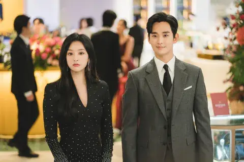 Kim Ji Won y Kim Soo-hyun en La reina de las lágrimas. Kim Ji Won y Kim Soo-hyun en La reina de las lágrimas.