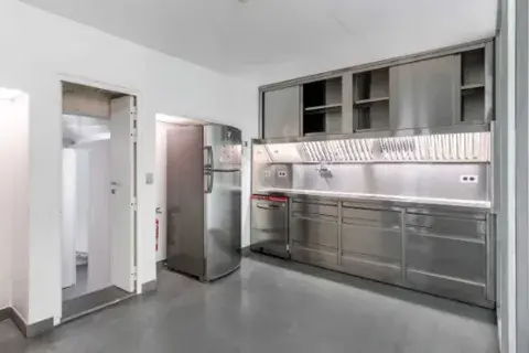 el piso, de tres habitaciones, tiene una sala principal de 120 m2 con numerosos estantes retroiluminados y un dormitorio con paneles móviles el piso, de tres habitaciones, tiene una sala principal de 120 m2 con numerosos estantes retroiluminados y un dormitorio con paneles móviles