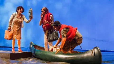 Lo que el río hace, una obra de las hermanas Marull, que la está rompiendo en el Teatro Astros Lo que el río hace, una obra de las hermanas Marull, que la está rompiendo en el Teatro Astros