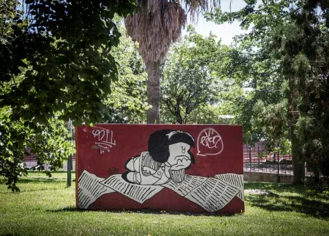 Mafalda, una niña sabia, retratada en distintos barrios porteños. Mafalda, una niña sabia, retratada en distintos barrios porteños.