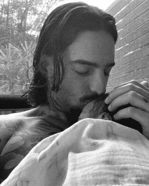 Maluma con su hija recién nacida, París. Maluma con su hija recién nacida, París.