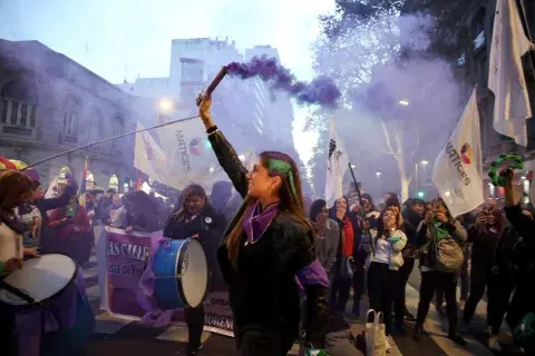 3J: “Contra todos los abusos, maltratos y violencias sobre las niñeces, mujeres, lesbianas, travestis, trans”. 3J: “Contra todos los abusos, maltratos y violencias sobre las niñeces, mujeres, lesbianas, travestis, trans”.