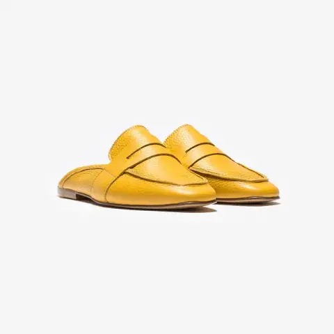 Tipo mocasín, perfectos para la ofi. Este modelo de Margi Franzini viene en color maíz. @margiefranzinishoes