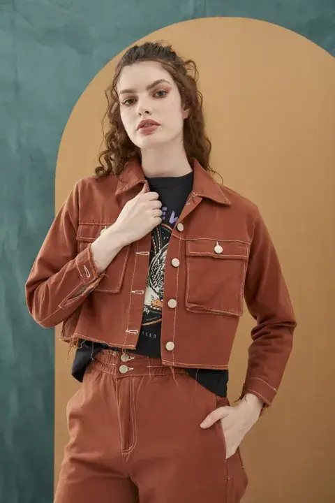 De gabardina, con bolsillos grandes y ruedo desflecado. Ideal para la media estación. @rimmelmoda De gabardina, con bolsillos grandes y ruedo desflecado. Ideal para la media estación. @rimmelmoda