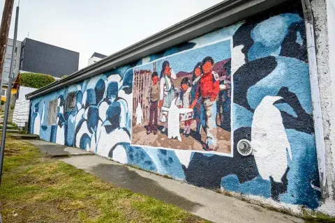 Maximiliano S. López, de la ciudad de Ushuaia, y su obra “Pingüinos como mascotas”. Maximiliano S. López, de la ciudad de Ushuaia, y su obra “Pingüinos como mascotas”.