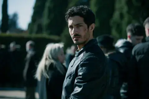 El Chino Darín acompaña en el elenco a Eduard Fernández quien interpreta a Joaquín Manchado. El Chino Darín acompaña en el elenco a Eduard Fernández quien interpreta a Joaquín Manchado.