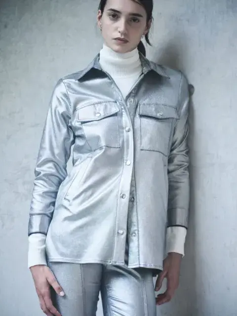 La tendencia de los metalizados también llegó al mundo de los camisacos. Este modelo es de @edelerra La tendencia de los metalizados también llegó al mundo de los camisacos. Este modelo es de @edelerra