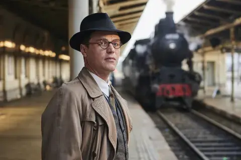 El joven Nicholas Winton interpretado por Johnny Flynn. El joven Nicholas Winton interpretado por Johnny Flynn.