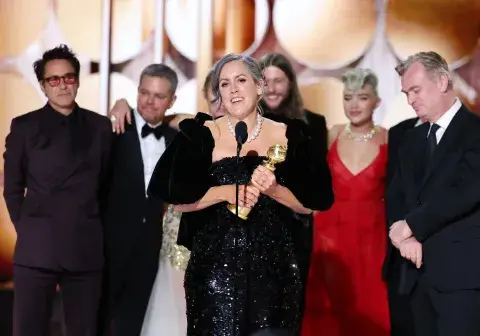 Emma recibiendo el Globo de Oro a Mejor Película Dramática por Oppenheimer. Emma recibiendo el Globo de Oro a Mejor Película Dramática por Oppenheimer.
