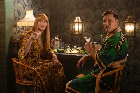 Laura Dern y Ricky Martin en Palm Royale. Laura Dern y Ricky Martin en Palm Royale.