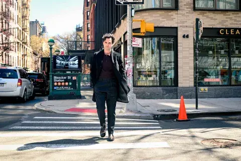 Penn Badgley en la primera imagen oficial de la quinta temporada de You. Penn Badgley en la primera imagen oficial de la quinta temporada de You.
