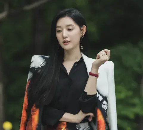 Kim Ji-won es Hong Hae-in, la presidenta de los grandes almacenes Queens. Kim Ji-won es Hong Hae-in, la presidenta de los grandes almacenes Queens.