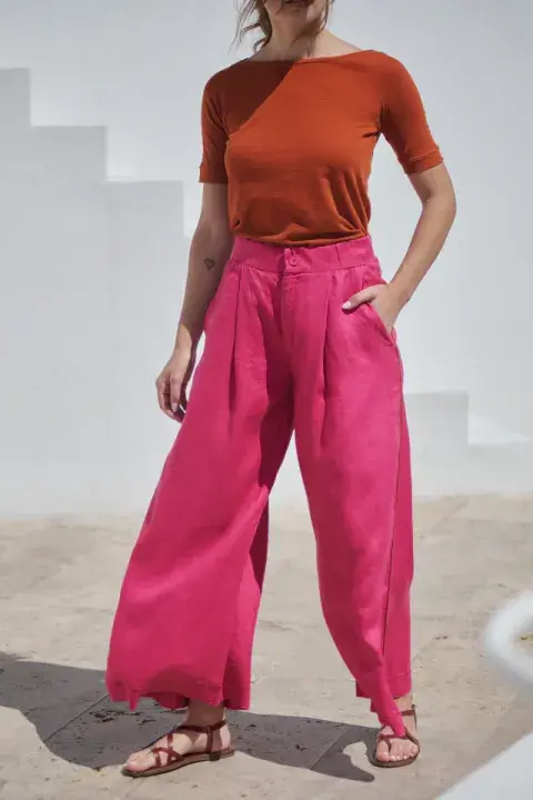 Este diseño de corte wide leg está confeccionado en lino, súper fresco, ideal para las temporadas intermedias como primavera u otoño. @housedosbuenosaires Este diseño de corte wide leg está confeccionado en lino, súper fresco, ideal para las temporadas intermedias como primavera u otoño. @housedosbuenosaires
