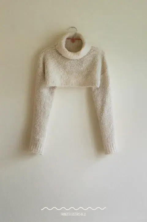 Este modelo de Franzesi es súper crop y viene en color crudo. @franzesi_sweaters