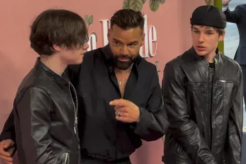 Ricky Martin junto a sus mellizos, Matteo y Valentino, en la premiere de Palm Royale. Ricky Martin junto a sus mellizos, Matteo y Valentino, en la premiere de Palm Royale.